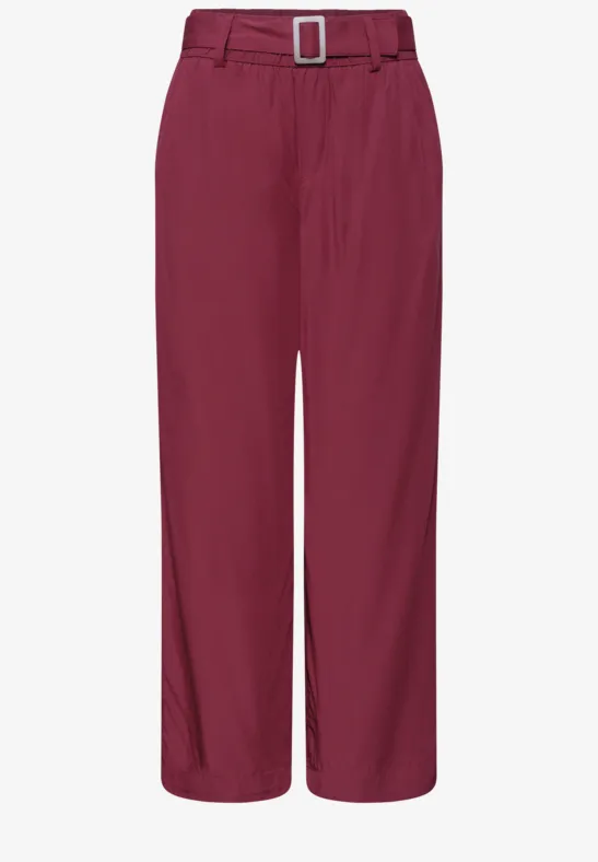 Hoch taillierte weinrote Hose mit weitem Schnitt und passendem Gürtel