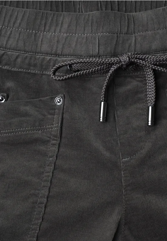 Donkergrijze broek met trekkoord, zachte stof en opgestikte zak.