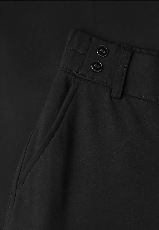 Schwarze Hose, Detailansicht mit seitlicher Eingrifftasche, Gürtelschlaufen und zwei Knöpfen am Bund.