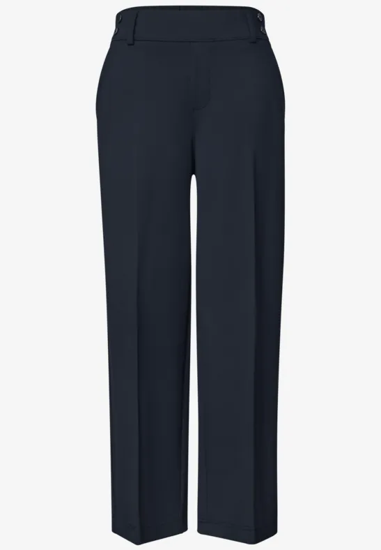 Donkere, rechte pantalon met nettere look en scherpe plooien.
