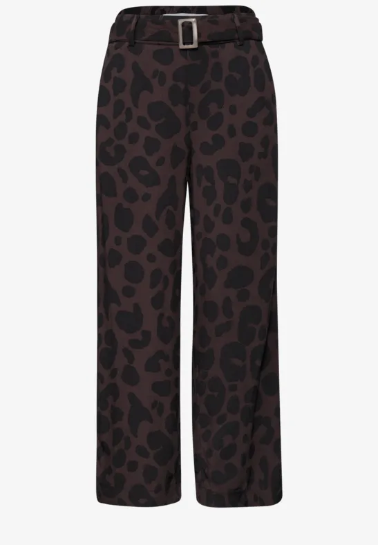 Wijde bruine broek met donker luipaardprint en smalle riem.