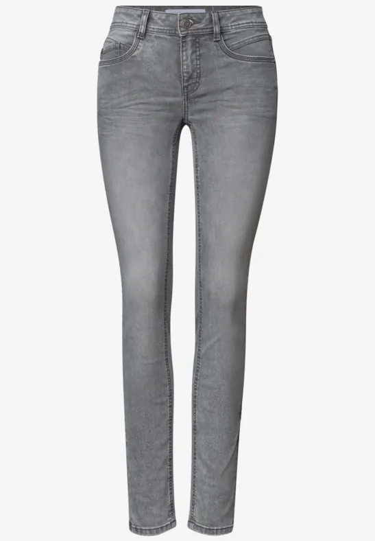 Schlanke graue Jeans mit schmalem Schnitt und leichter Waschung.