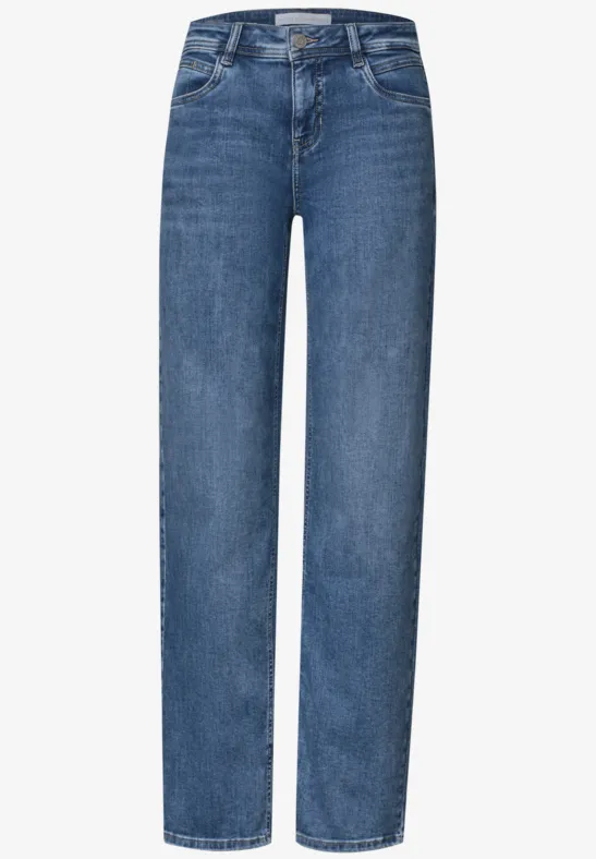 Jean coupe droite bleu moyen avec poches et passants de ceinture.