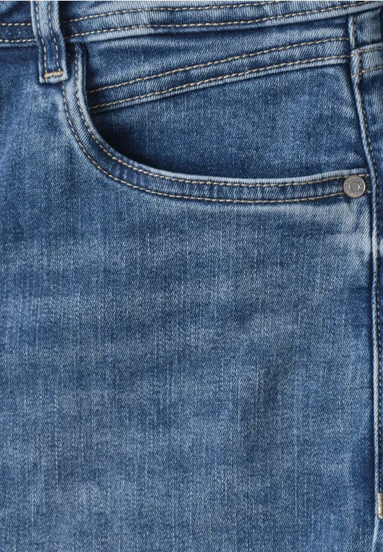 Gros plan d’un jean bleu avec poche et couture apparente