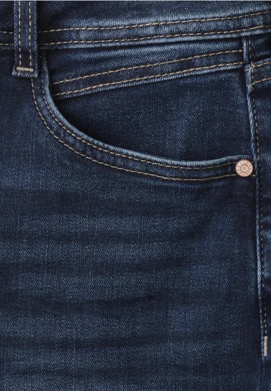 Gros plan sur une ceinture de jean foncé avec boucle et poche.