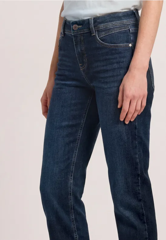 Jean femme bleu foncé taille haute, coupe droite et style décontracté.