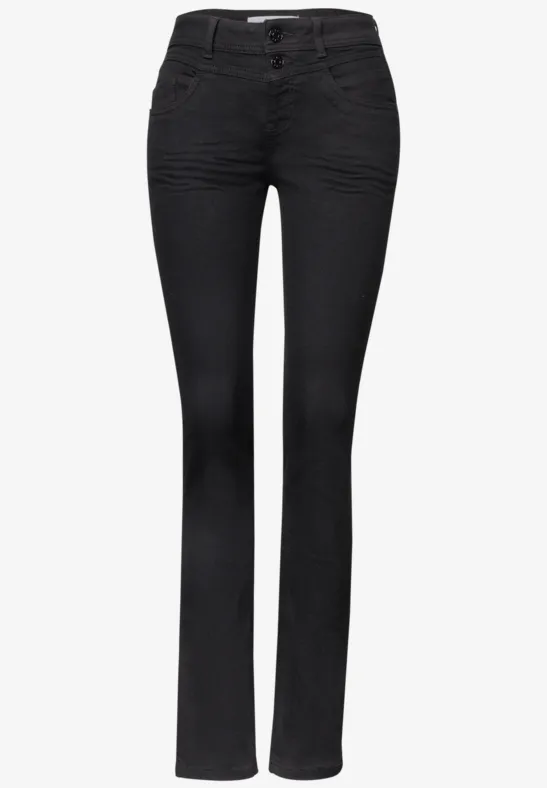 Jean noir évasé, cinq poches classiques, coupe ajustée à la taille.