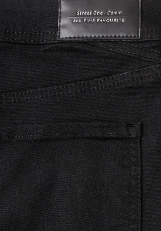 Gros plan d'un jean noir avec poche arrière et étiquette "street dude - denim ALL TIME FAVOURITE".