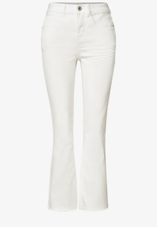 Weiße Damen-Jeans mit weitem Bein, hoher Taille und Knopfverschluss.
