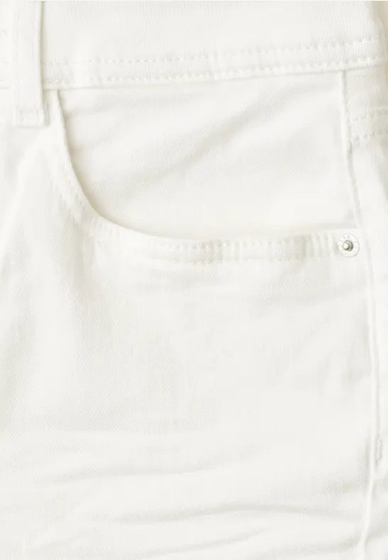 Nahaufnahme einer weißen Hose mit Gesäßtasche und feinen Nähten.