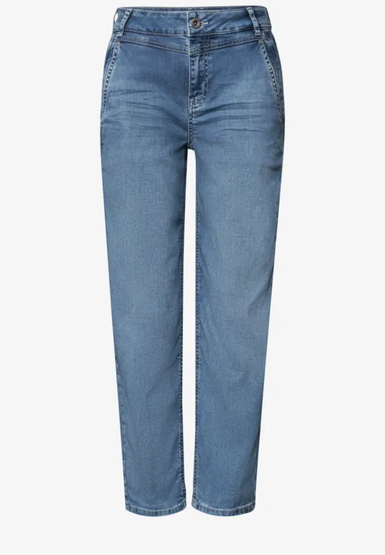 High waist jeans met rechte pijpen in klassieke blauwe wassing.
