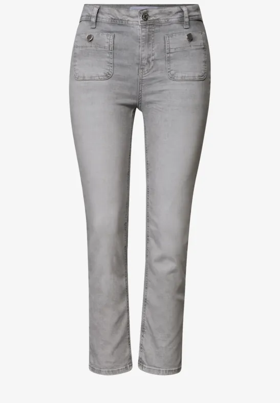 Grijze high-waist jeans met rechte pasvorm en knoopdetails bij de taille.