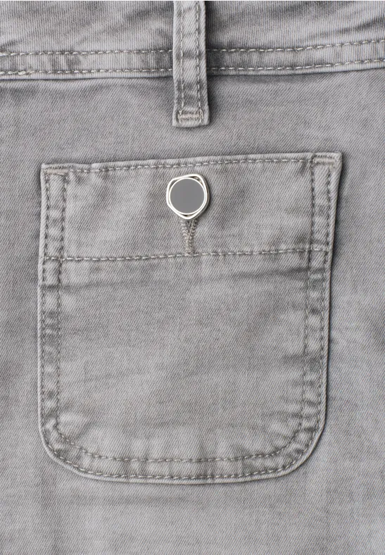 Grijze jeans met klein opgestikt zakje en zilverkleurige sleutelring.