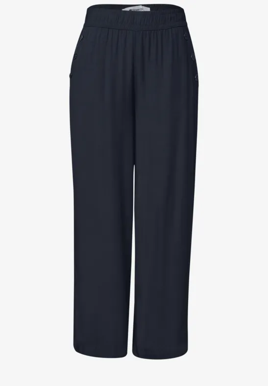 Wijde zwarte broek met elastische taille en losse pasvorm.