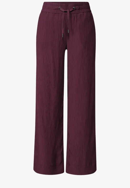 Wijde linnen broek in bordeaux met aantrekkoord in de taille.