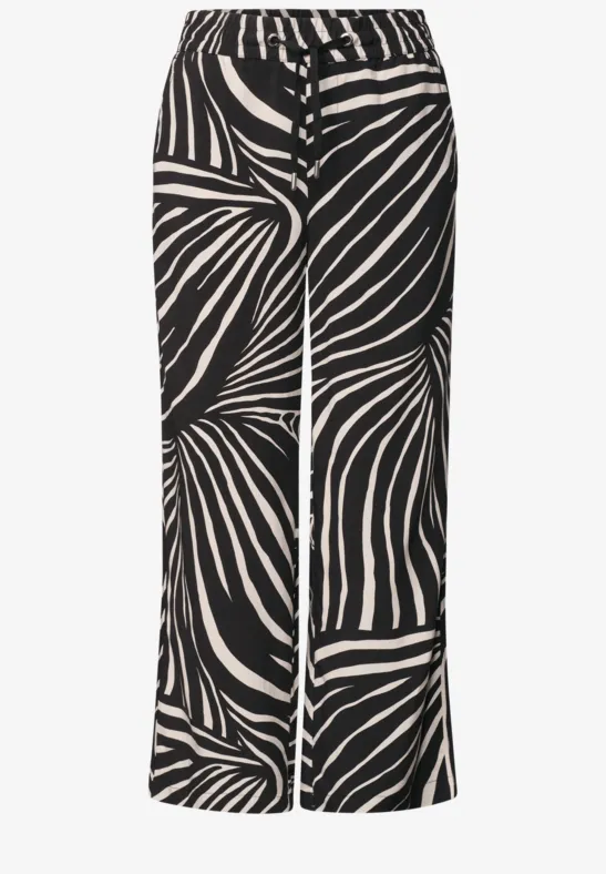 Zwart-witte wijde broek met abstract zebraprint en trekkoord in de taille.