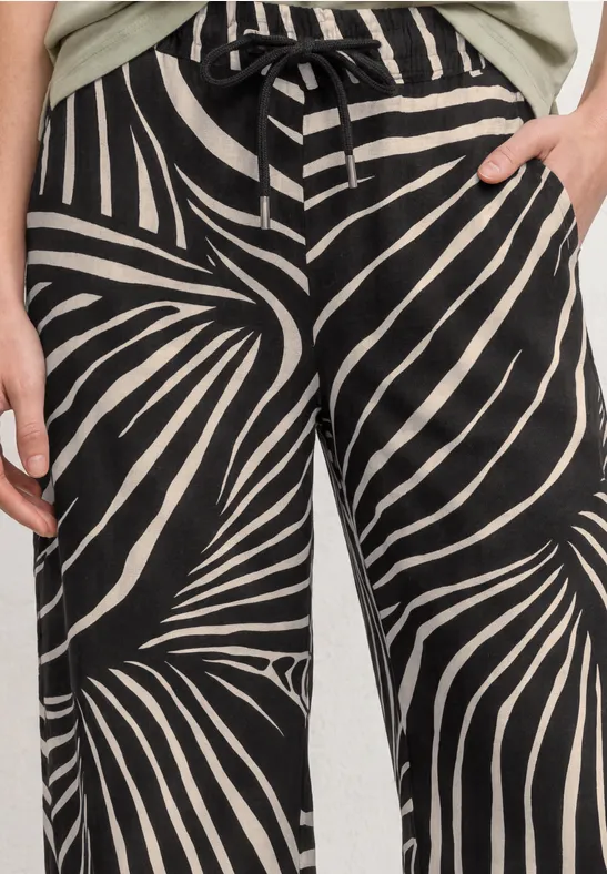 Loszittende zwart-witte broek met zebrapatroon, tunnelkoord in de taille en steekzakken.