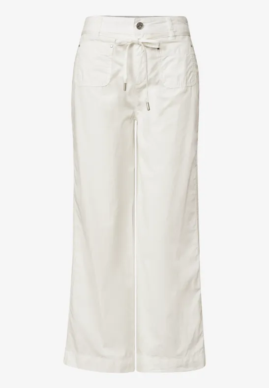Witte, wijde broek met hoge taille, opgestikte zakken en een koordsluiting.