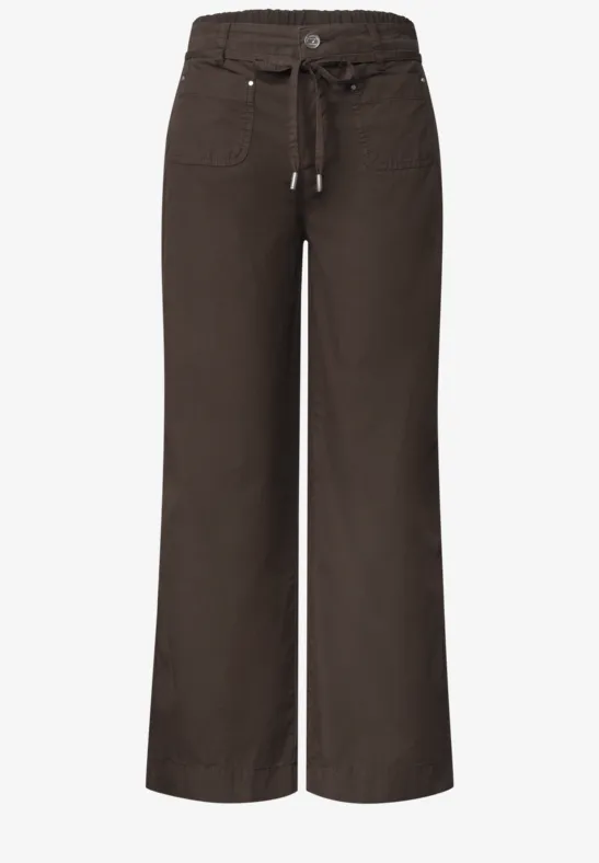 Ruim vallende bruine damesbroek met elastische taille en koord, casual en comfortabel.