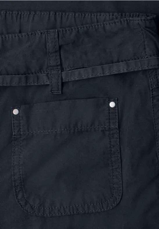 Zwarte broek met opgestikte achterzak en riemlussen