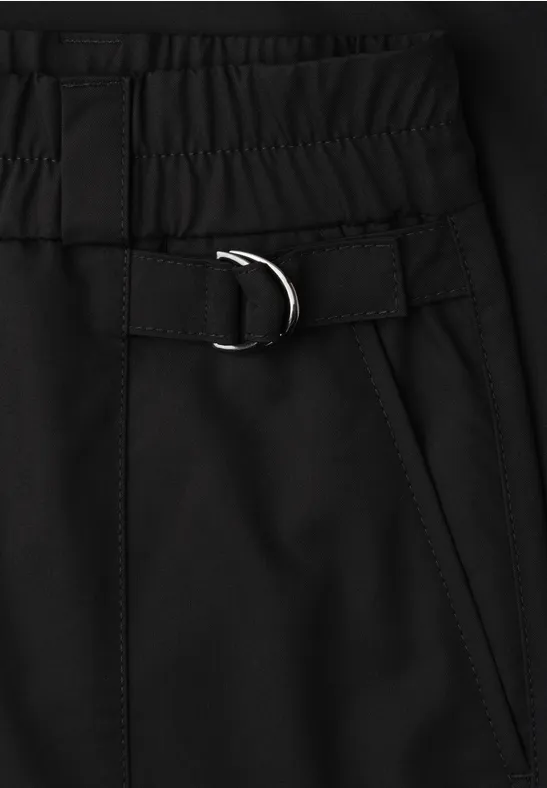 Schwarze Hose mit elastischem Bund und D-Ring-Gürteldetail.