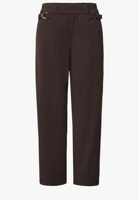 Donkerbruine, rechte broek met elastische taille en subtiele zijdetails.