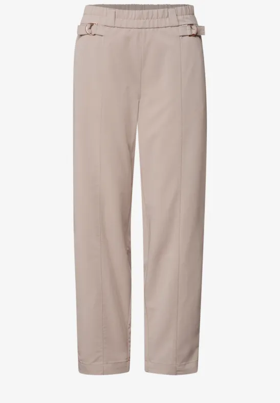 Pantalon beige droit taille haute avec ceintures latérales ajustables.