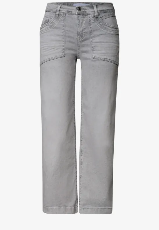 Jean gris clair, coupe droite, taille haute et détails marqués de plis à l’avant.