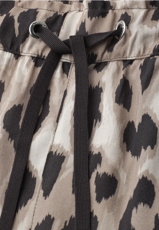 Pantalon gris à cordon noir avec un motif léopard brun et noir