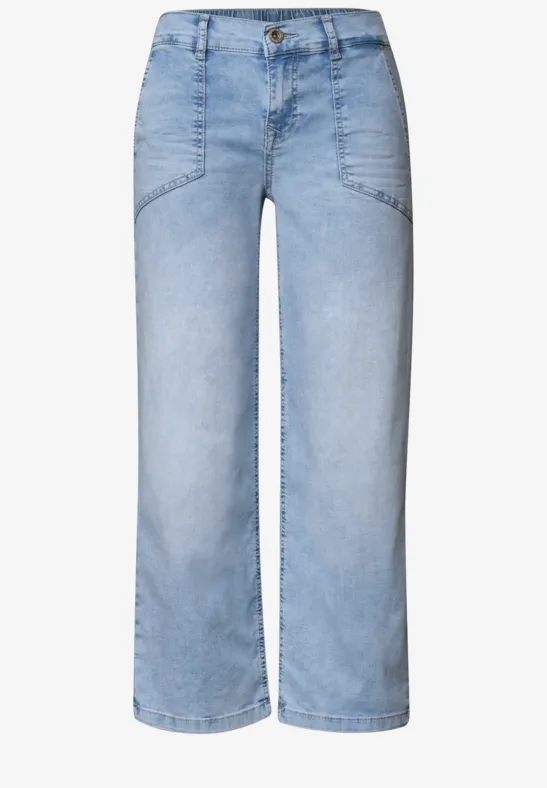 Lichtblauwe, rechte jeans met wijde pijpen en hoge taille