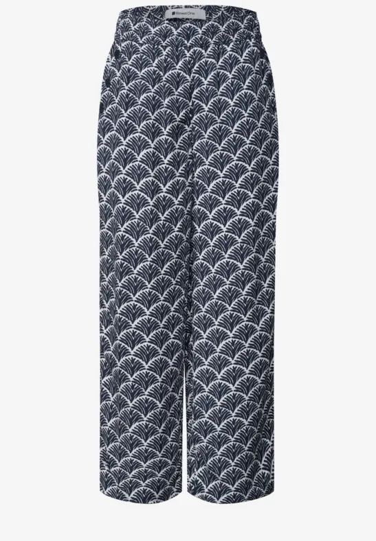 Pantalon ample longueur cheville, taille haute bleu marine avec motif éventail blanc.