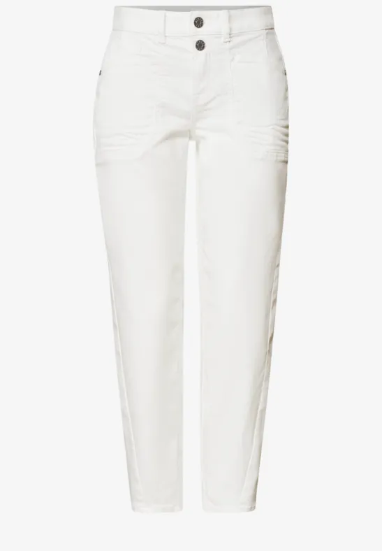 Witte, hoog getailleerde broek met slanke pasvorm, twee knopen en steekzakken.