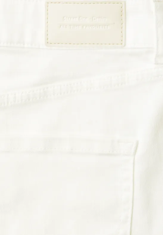Witte spijkerbroek met achterzak en merklabel in close-up