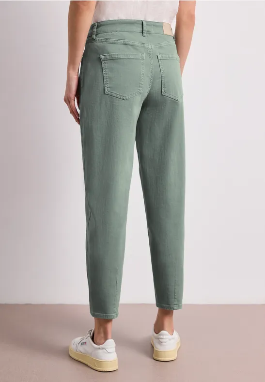 Pantalon femme vert olive, coupe droite, deux poches arrière, longueur cheville.