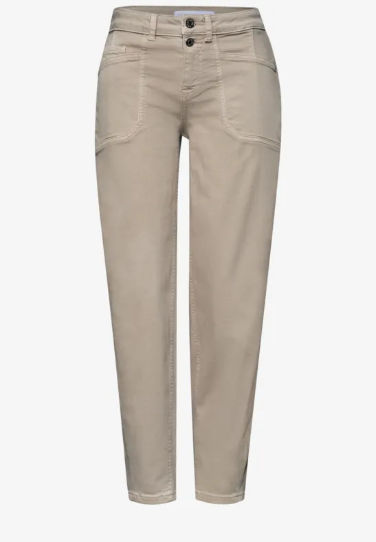 Pantalon femme beige taille haute avec poches latérales.