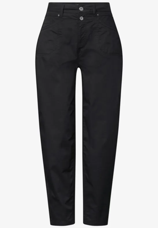 Zwarte, hoge taille broek met twee knopen en een losse pasvorm