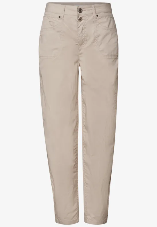 Pantalon beige taille haute, coupe droite et fermeture à boutons sur le devant.