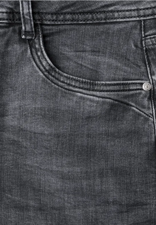 Jean noir avec poche visible et surpiqûre.