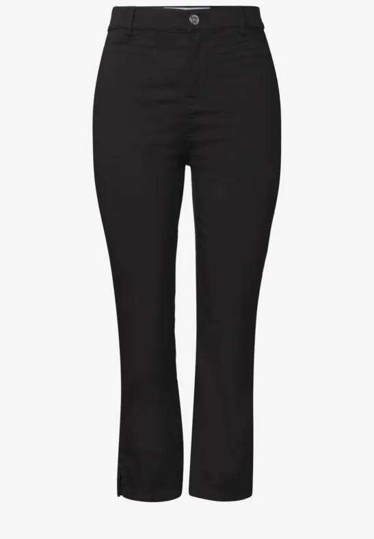 Pantalon noir taille haute, coupe slim, jambe étroite, fermeture par bouton.