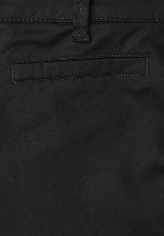 Gros plan d'un pantalon noir avec passants de ceinture et poche arrière.