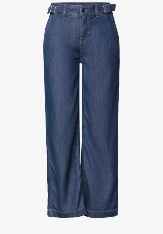 Jean bleu taille haute à jambe large, passants de ceinture et fermeture boutonnée.