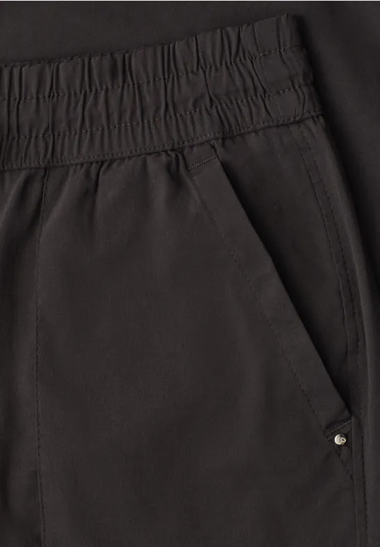 Schwarze Hose mit elastischem Bund, seitlicher Tasche und feinen Steppnähten.