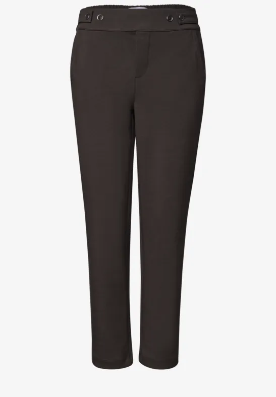 Elegante, dunkelbraune Damenhose mit schmaler Passform und dekorativen Knöpfen am Bund.