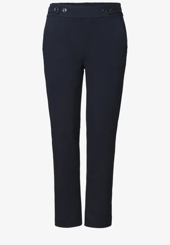 Schlanke Damenhose in Dunkelblau mit vorderen Taschen und Knopfdetails am Bund.