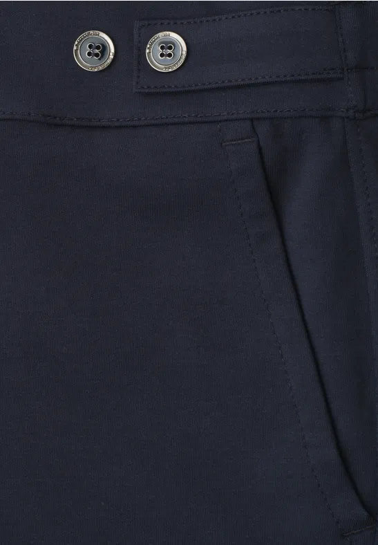Dunkelblaue Hose mit Taillenbund, seitlicher Eingrifftasche und zwei Knöpfen.