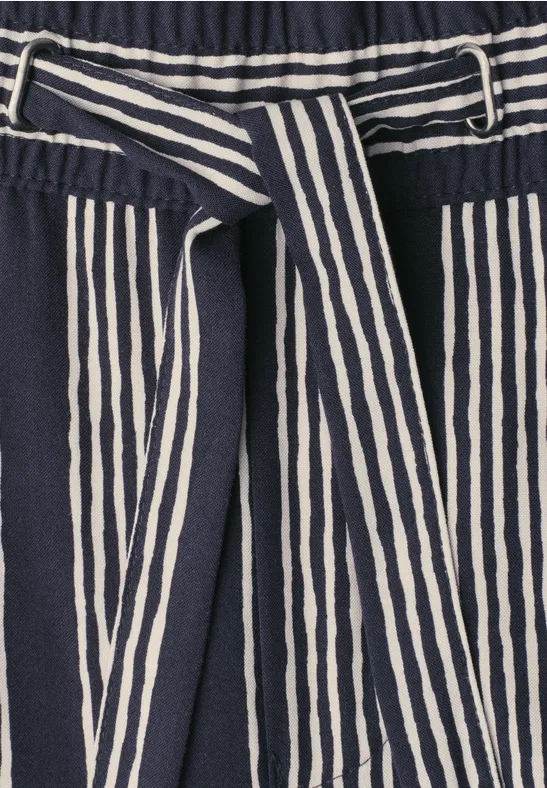 Dunkelblaue Hose mit weißen Längsstreifen und passendem Stoffgürtel.