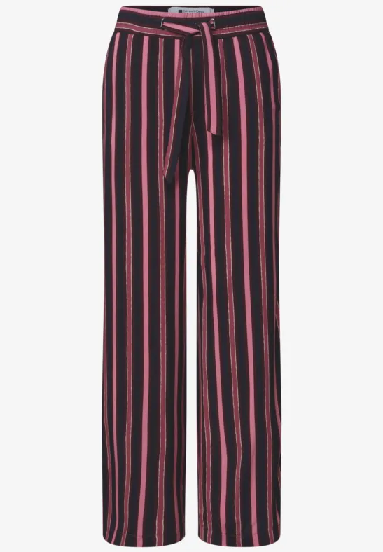 Zwarte broek met roze verticale strepen, hoge taille met riem, losse pasvorm.