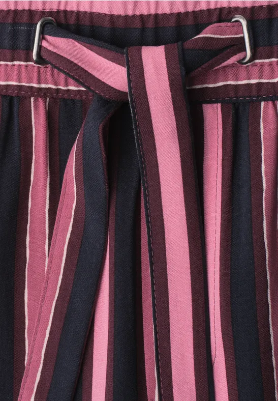 Gestreepte tailleband in roze en donkerblauw vastgeknoopt aan kledingstuk.