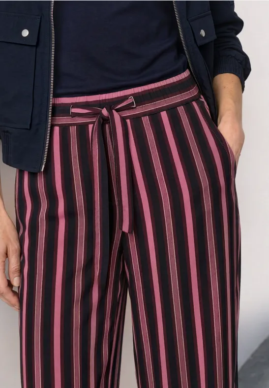 Gestreepte hoge taille broek met zwarte en roze strepen en een stoffen ceintuur.