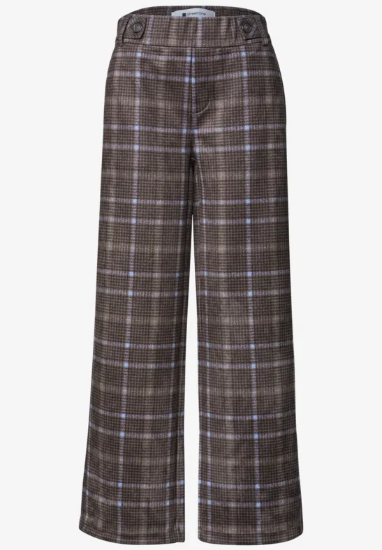 Pantalon Marlene marron à carreaux, jambe large avec lignes bleu clair et blanches.